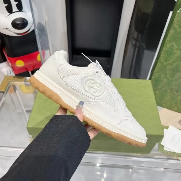 👟👟Ex-factory price 520👟👟 Women's shoes, women's clothing, men's size +10 Gucci Gucci 2023 latest hot model MAC80 sports shoes, couple style, casual, retro, old, dirty shoes, small dirty shoes, white shoes, original purchase, development, production, Gucci MAC80 new hot model series. The exquisite and compact interlocking double G logo romantically interprets the aesthetic concept of this series. Made of off-white leather, retro inspiration is cleverly integrated into the design of sports shoes, reinterpreting the brand logo. Fabric: Original custom-made imported first-layer cowhide. Lining: Original custom-made imported breathable mesh lining. Outsole: Original molded two-color T👟👟factory price U outsole. Bottom thickness: 3CM. Size: women's 35-40 / men's 39-45.